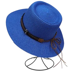 Detailansicht der gewebten blauen Strohhut-Boater mit braunem Lederband und Schleifendekor