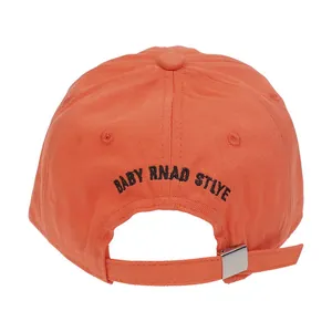 Vista detallada de la parte trasera de la gorra naranja con bordado y hebilla de metal ajustable