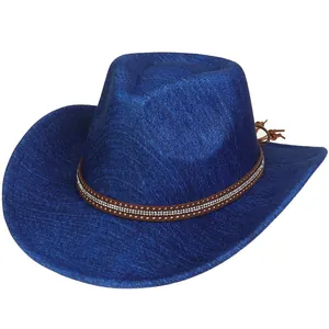 Makroansicht von königsblauem Western-Cowboyhut mit glitzernden Pailletten und Strassgürtel