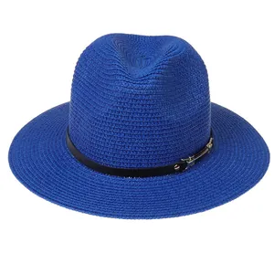 Détail de la texture d'un chapeau Fedora en paille bleu foncé avec ruban en cuir noir