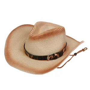 Detalle de un sombrero vaquero de paja con banda de leopardo y correa ajustable