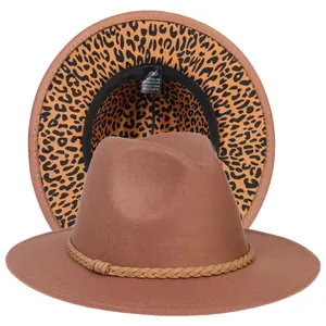 Dettaglio del cappello fedora cammello con nastro intrecciato e fodera leopardata
