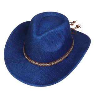 Detail eines dunkelblauen Western-Cowboyhuts mit Strassband und Kordel mit Holzperlen