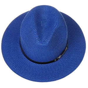 Détail de la texture tressée du chapeau Panama bleu roi avec ruban décoratif noir