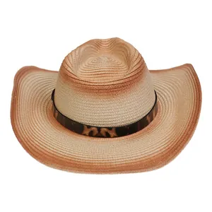 Detalle de la banda de leopardo en un sombrero de paja de ala ancha degradado
