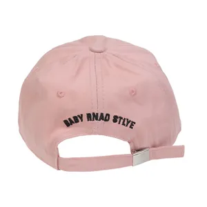 Vista trasera de gorra rosa de algodón con cierre ajustable y bordado detallado