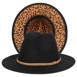 Dettaglio del cappello in lana con fodera leopardata e fascia decorativa intrecciata