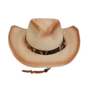 Detalle de sombrero de paja degradado con banda de leopardo y cordón ajustable