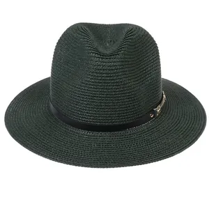 Détail d'un chapeau Fedora en paille vert foncé avec texture tissée et bande en cuir noir