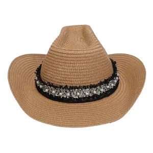 Detail eines gewebten Stroh-Cowboyhuts mit elegantem Perlen- und Spitzenband