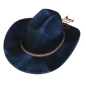Detail eines dunkelblauen Western-Cowboyhuts mit glitzerndem Finish und Nietlederband