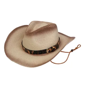 Detalle del sombrero de sol tejido degradado con cinturón de leopardo y cordón ajustable