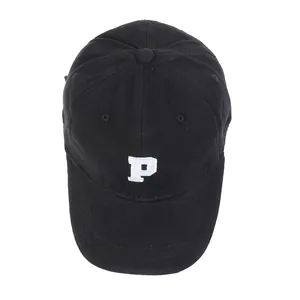 Vista detallada del bordado de la letra P blanca en una gorra de béisbol de algodón negro