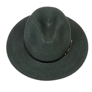 Vue détaillée d'un chapeau Panama en paille vert foncé avec ruban noir et boucle d'or