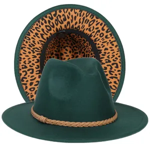 Dettaglio del cappello fedora verde scuro con tesa leopardata e nastro intrecciato