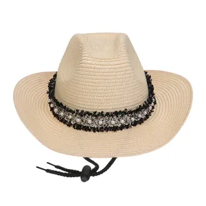 Detail eines Stroh-Cowboyhuts mit Perlenquastenband und verstellbarem winddichtem Kinnriemen