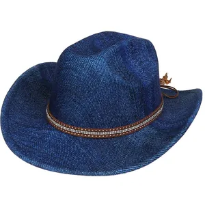 Detailansicht blauer Cowboyhut mit Strass-Lederband und Kinnriemen aus Holzperlen für Partys