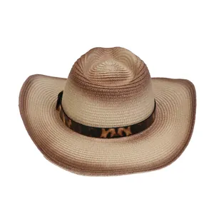 Primer plano de sombrero de paja con banda de leopardo y acabado degradado chic