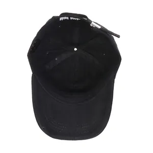 Detalle de la hebilla metálica ajustable y forro interior de una gorra negra