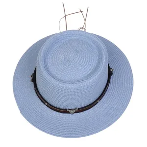 Detailansicht des blauen Strohhutes mit Lederband und Bullenkopf-Verzierung