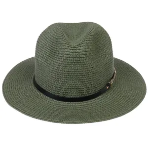 Détail du chapeau Panama vert foncé avec bande en cuir noir et boucle en métal doré