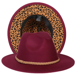 Dettaglio cappello fedora bordeaux con fascia intrecciata e fodera leopardata