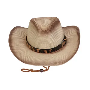 Detalle de sombrero de paja degradado con banda de leopardo y correa ajustable