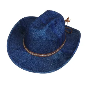 Detail eines dunkelblauen Western-Cowboyhuts mit Webstruktur und besetztem Lederband