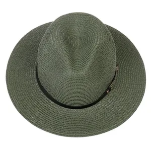 Vue de dessus montrant la texture tissée fine et la bande de cuir noir du chapeau Panama vert