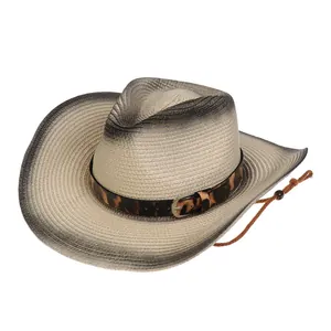 Detalle de sombrero de paja degradado con banda de leopardo y barbijo marrón