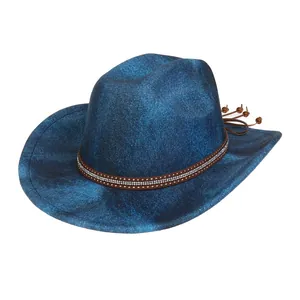 Detail eines dunkelblauen Western-Cowboyhuts mit Nietband und Perlenquasten-Akzent