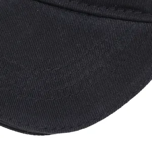 Vista detallada de la visera de gorra de algodón negro con costuras paralelas muy precisas