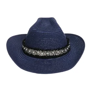 Detailansicht eines tiefblauen Stroh-Cowboyhuts mit Perlenbesatz und breiter Krempe