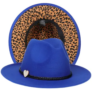 Dettaglio del cappello fedora blu con fodera leopardata e ciondolo a cuore in legno