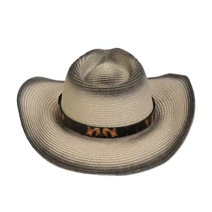 Detalle de sombrero de paja con degradado y cinta elegante con estampado de leopardo
