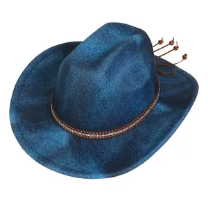 Detailansicht blauer Cowboyhut mit verzierter Borte und dekorativen Holzperlen