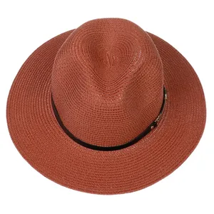 Vue de dessus du chapeau Panama rouge rouille avec tissage fin et ceinture en cuir noir