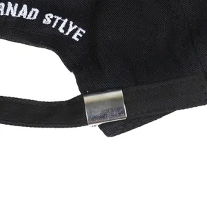 Vista detallada de la gorra de algodón negra con hebilla metálica ajustable y bordado
