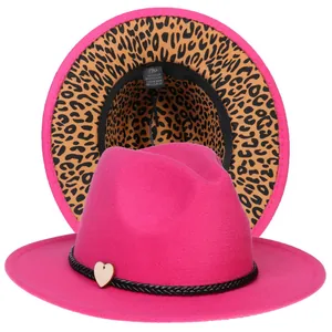 Dettaglio del cappello fedora fucsia in misto cotone con fodera interna leopardata