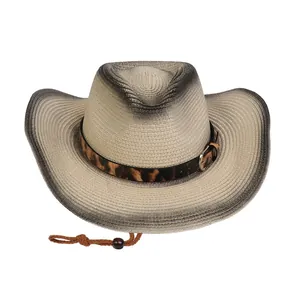 Detalle de sombrero de paja con cinta de leopardo y correa ajustable para barbilla