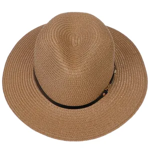 Détails du chapeau de paille Panama avec ruban noir et boucle dorée élégante