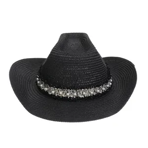 Detail eines schwarzen Stroh-Cowboyhutes mit Tweed-Band, weißen Perlen und Quasten