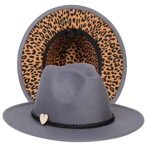 Dettaglio del cappello fedora grigio con nastro nero e fodera leopardata sulla tesa