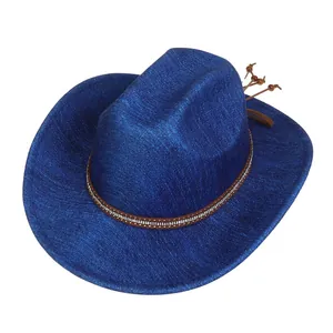 Detail eines blauen Glitzer-Cowboyhuts mit braunem Lederband und Strassbesatz