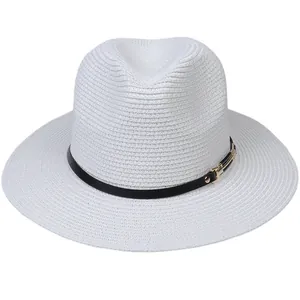 Détails de texture d'un chapeau Panama blanc avec ruban en cuir noir et boucle dorée