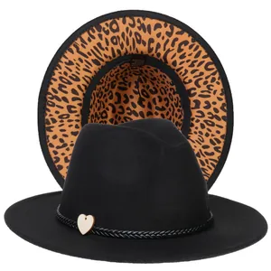 Dettaglio cappelli fedora neri con tesa maculata e cordino in pelle intrecciata