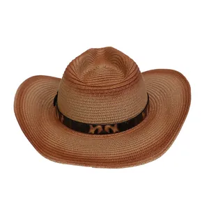 Detalle de un sombrero de sol estilo vaquero tejido marrón con banda de leopardo