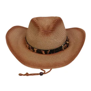 Detalle de un sombrero de paja tipo vaquero con cinta de leopardo y cordón ajustable