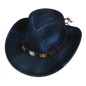 Detail eines blauen Western-Cowboyhuts mit Türkisperlen und braunem Lederband