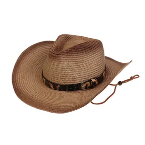 Detalle de sombrero de paja con cinturón de leopardo, hebilla metálica y barboquejo